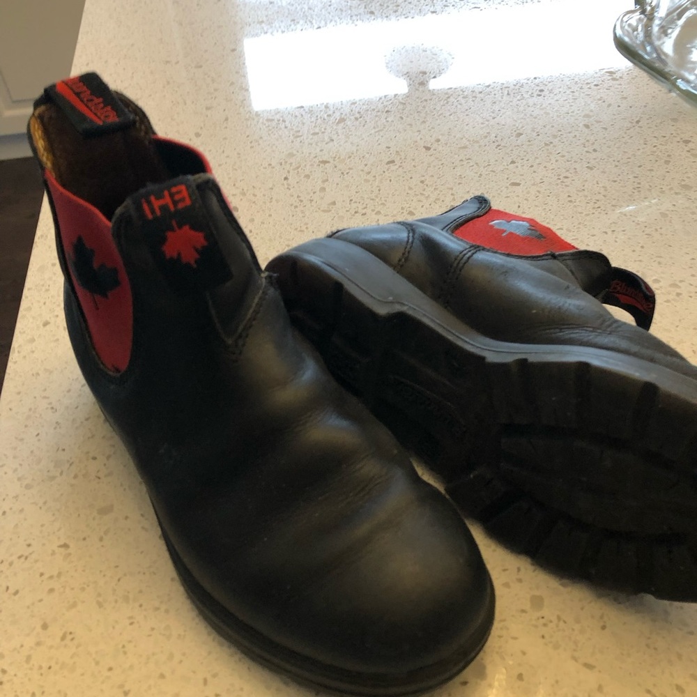 Black with red Canadian flag blundstones size 6.5 women’s. Unisex.